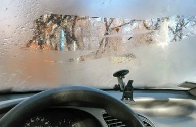 Как убрать запотевание стекол в автомобиле?