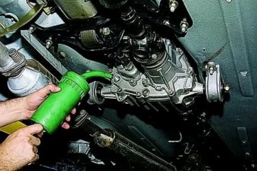 Как залить масло в коробку нива шевроле?