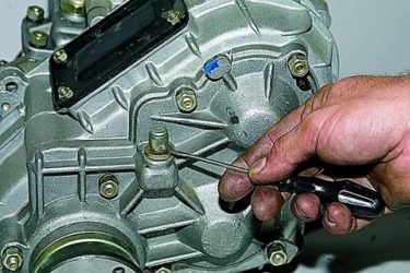 Как залить масло в коробку нива шевроле?