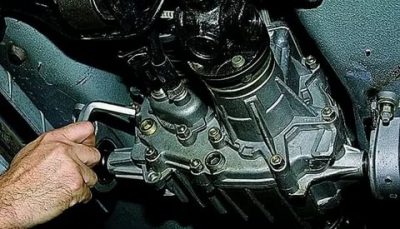 Как залить масло в коробку нива шевроле?