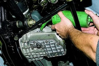Как залить масло в коробку нива шевроле?