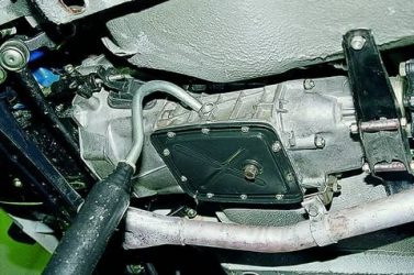Как залить масло в коробку нива шевроле?
