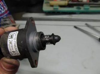 Как заменить регулятор холостого хода на калине?