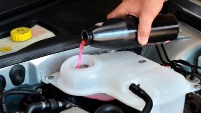Нужно ли менять охлаждающую жидкость в автомобиле?