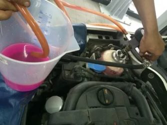 Нужно ли менять охлаждающую жидкость в автомобиле?