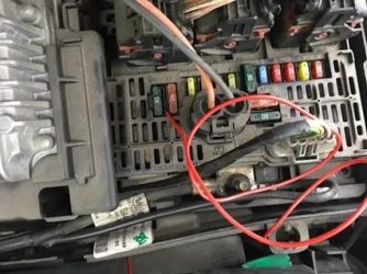 Пежо 308 реле бензонасоса где находится?