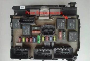 Пежо 308 реле бензонасоса где находится?