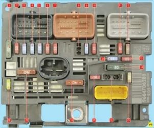 Пежо 308 реле бензонасоса где находится?