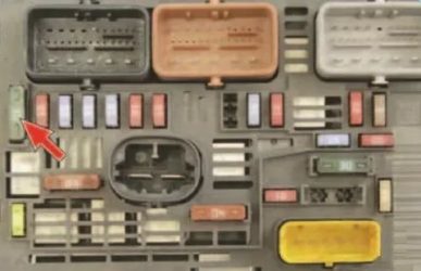 Пежо 308 реле бензонасоса где находится?