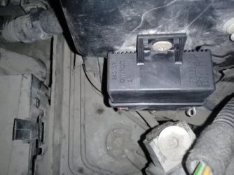 Пежо 308 реле бензонасоса где находится?