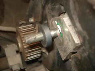 Почему ремень ГРМ сползает от двигателя?