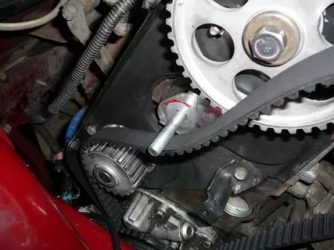 Почему ремень ГРМ сползает от двигателя?
