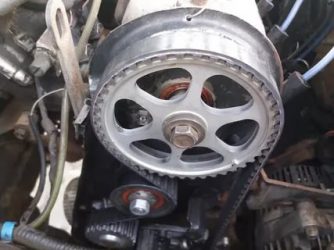 Почему ремень ГРМ сползает от двигателя?