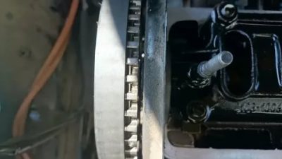 Почему ремень ГРМ сползает от двигателя?