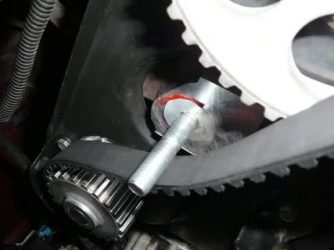 Почему ремень ГРМ сползает от двигателя?