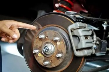 Почему скрипят колодки при торможении на автомобиле?