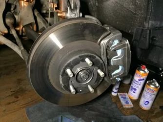 Почему скрипят колодки при торможении на автомобиле?