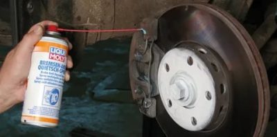 Почему скрипят колодки при торможении на автомобиле?