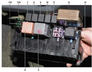Реле ближнего света дэу нексия где находится?