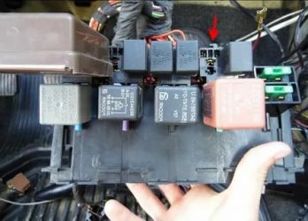 Реле ближнего света дэу нексия где находится?