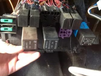 Реле ближнего света дэу нексия где находится?