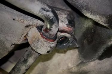 Сколько втулок переднего стабилизатора в машине?