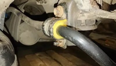 Сколько втулок переднего стабилизатора в машине?