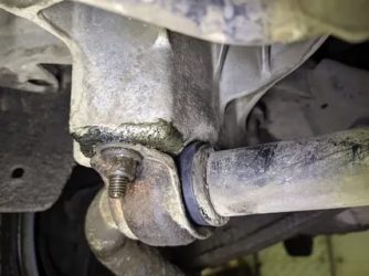 Сколько втулок переднего стабилизатора в машине?