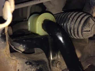 Сколько втулок переднего стабилизатора в машине?