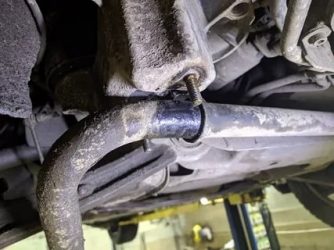 Сколько втулок переднего стабилизатора в машине?