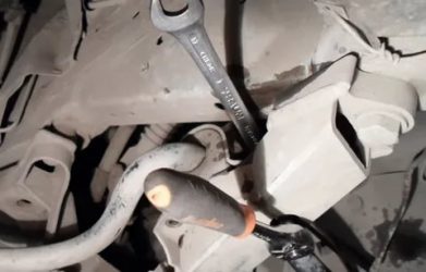 Сколько втулок переднего стабилизатора в машине?