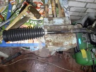 Закусывает рулевая рейка что делать?